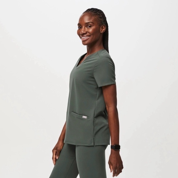 FIGS Women's Casma 3-Pocket Scrub Top in Moss Green. Size: XS. Like new. - Picture 4 of 11